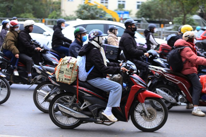 Ngày cuối cùng kỳ nghỉ Tết: Người dân lỉnh kỉnh túi lớn túi nhỏ quay lại Hà Nội và TP.HCM, nhiều tuyến đường ùn tắc- Ảnh 4. Ngày cuối cùng kỳ nghỉ Tết: Người dân lỉnh kỉnh túi lớn túi nhỏ quay lại Hà Nội và TP.HCM, nhiều tuyến đường ùn tắc- Ảnh 4.