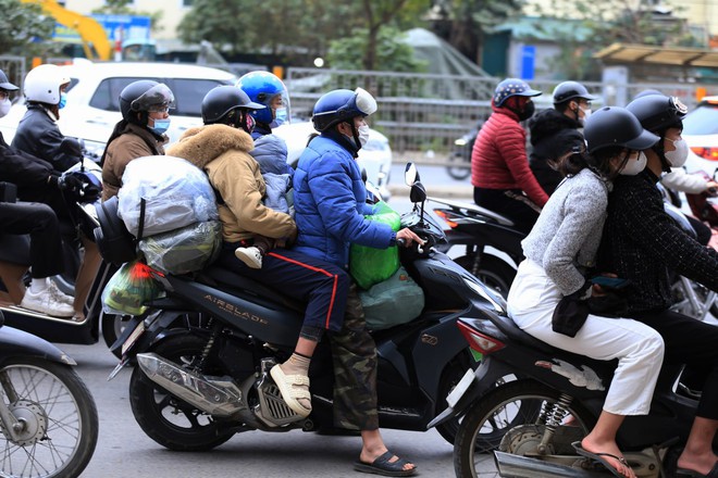 Ngày cuối cùng kỳ nghỉ Tết: Người dân lỉnh kỉnh túi lớn túi nhỏ quay lại Hà Nội và TP.HCM, nhiều tuyến đường ùn tắc- Ảnh 5. Ngày cuối cùng kỳ nghỉ Tết: Người dân lỉnh kỉnh túi lớn túi nhỏ quay lại Hà Nội và TP.HCM, nhiều tuyến đường ùn tắc- Ảnh 5.