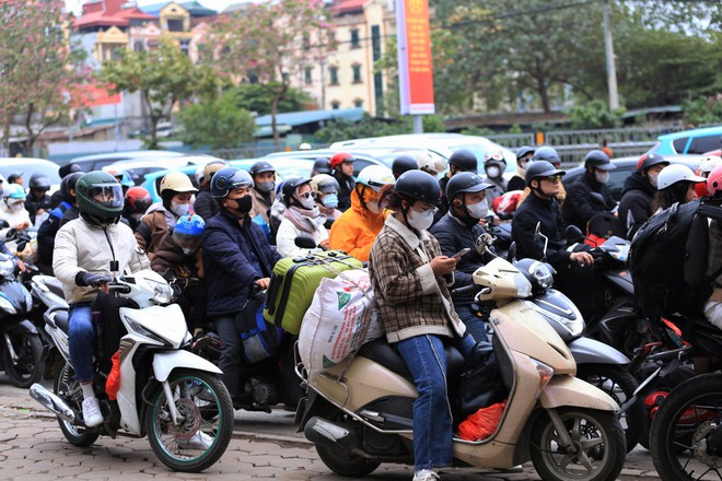 Ngày cuối cùng kỳ nghỉ Tết: Người dân lỉnh kỉnh túi lớn túi nhỏ quay lại Hà Nội và TP.HCM, nhiều tuyến đường ùn tắc- Ảnh 6. Ngày cuối cùng kỳ nghỉ Tết: Người dân lỉnh kỉnh túi lớn túi nhỏ quay lại Hà Nội và TP.HCM, nhiều tuyến đường ùn tắc- Ảnh 6.