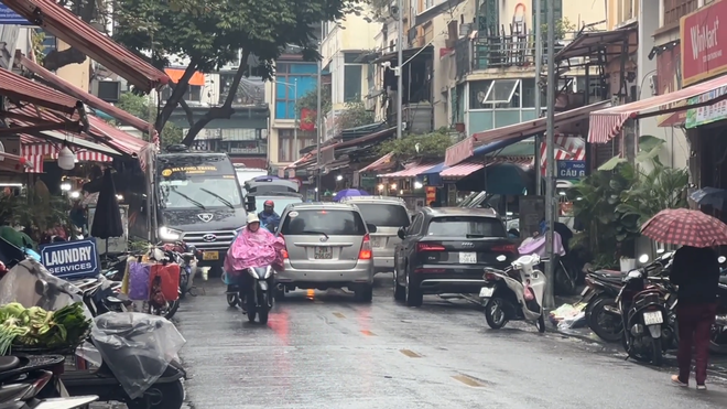 Chuyện mỗi ngày ở phố cổ Hà Nội: Người dân chen chúc “điền vào chỗ trống”, vượt qua hàng dài xe khách "bao trọn" con phố- Ảnh 1.