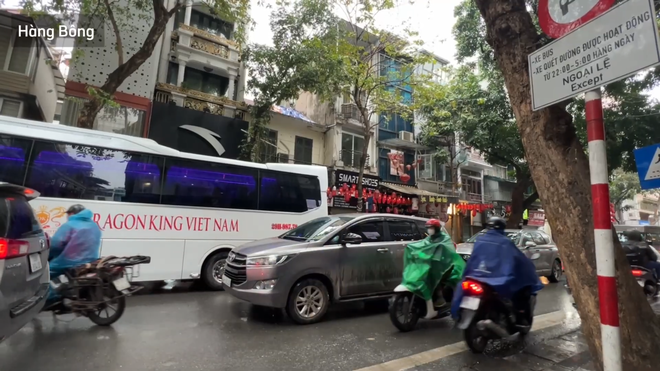 Chuyện mỗi ngày ở phố cổ Hà Nội: Người dân chen chúc “điền vào chỗ trống”, vượt qua hàng dài xe khách "bao trọn" con phố- Ảnh 3.