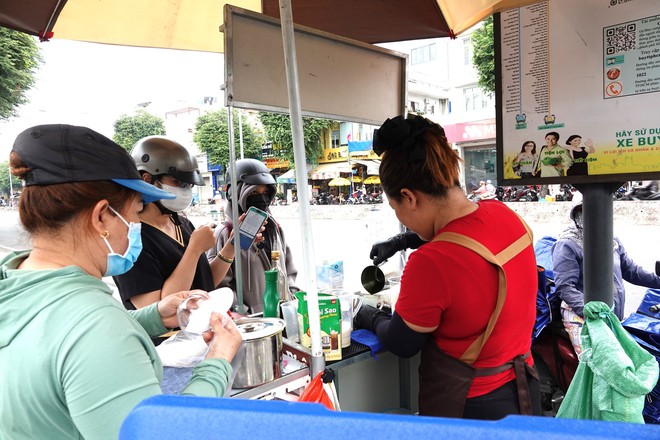 Xe cà phê nhỏ của hai mẹ con và điều kỳ diệu giữa lòng Sài Gòn: "Thôi cứ cho đi, đã cái nư của mình đã"- Ảnh 6.