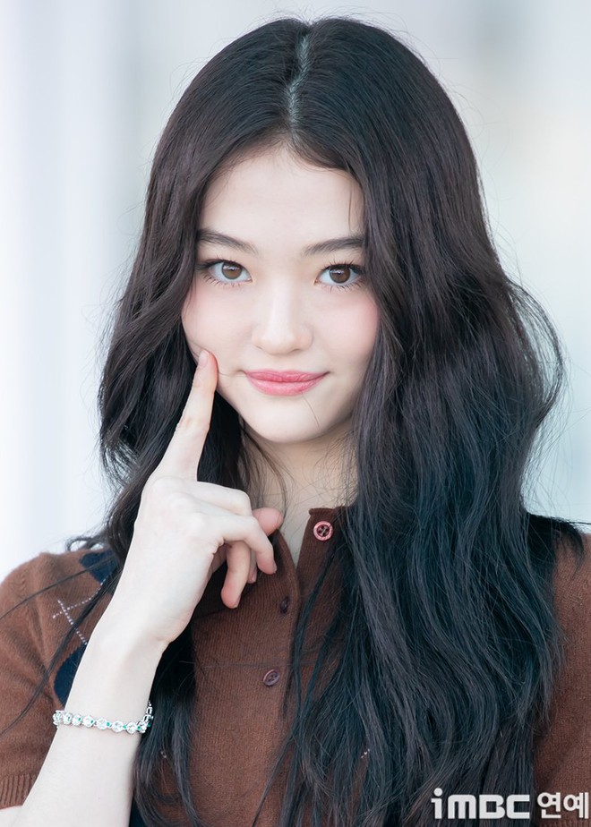 Miu Miu sắp "lớn chuyện" rồi: Công chúa Kpop lập team cùng em gái Jennie đánh chiếm Paris bằng nhan sắc?- Ảnh 13.