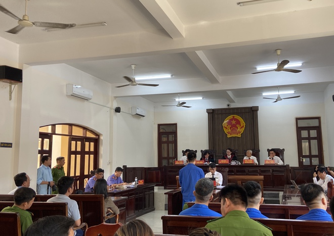 Người vợ ngồi lặng lẽ trong suốt phiên toà xét xử bác sĩ phân xác người tình ở Đồng Nai- Ảnh 4. Người vợ ngồi lặng lẽ trong suốt phiên toà xét xử bác sĩ phân xác người tình ở Đồng Nai- Ảnh 4.