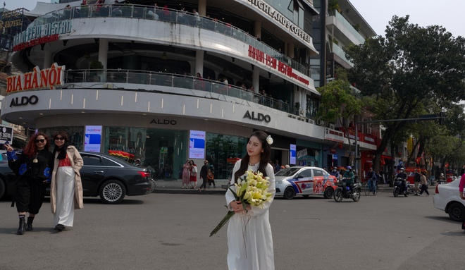 Hàm Cá Mập những ngày cuối cùng bên Hồ Gươm: Một mét vuông, hai người giơ máy!- Ảnh 16.