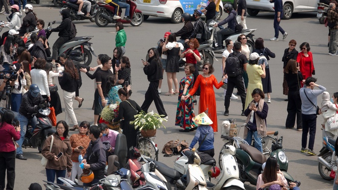 Hàm Cá Mập những ngày cuối cùng bên Hồ Gươm: Một mét vuông, hai người giơ máy!- Ảnh 3.