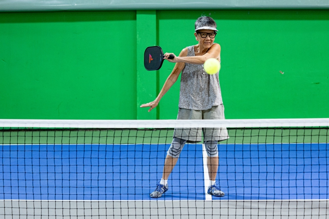 Bỏ 50 năm ở Mỹ rồi về Việt Nam "quẩy" Pickleball, cứu mèo, kết bạn với Gen Z: Tuổi già rực rỡ của bà Vân!- Ảnh 6.