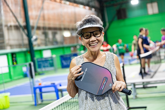 Bỏ 50 năm ở Mỹ rồi về Việt Nam "quẩy" Pickleball, cứu mèo, kết bạn với Gen Z: Tuổi già rực rỡ của bà Vân!- Ảnh 7.