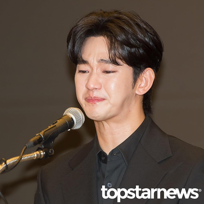 Họp báo khẩn của Kim Soo Hyun: Bật khóc tự nhận là Họp báo khẩn của Kim Soo Hyun: Bật khóc tự nhận là