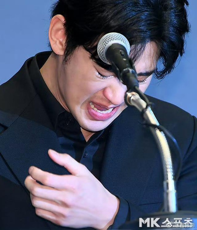 Họp báo khẩn của Kim Soo Hyun: Bật khóc tự nhận là Họp báo khẩn của Kim Soo Hyun: Bật khóc tự nhận là