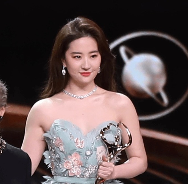 "Thần tiên tỷ tỷ" Lưu Diệc Phi hay bị soi đủ thứ, riêng có điểm này lại không chê vào đâu được- Ảnh 1.