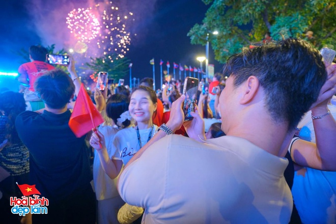 Nhìn lại 24 giờ đáng nhớ trong ngày 30/4 ở TP.HCM: Khi cả thành phố sống trọn một ngày lịch sử- Ảnh 32.