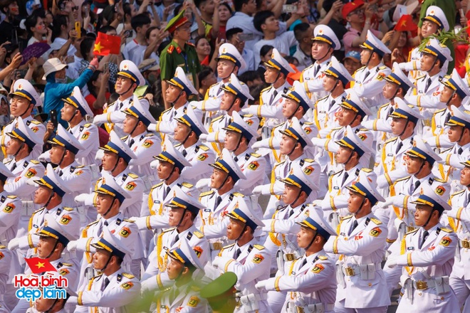 Nhìn lại 24 giờ đáng nhớ trong ngày 30/4 ở TP.HCM: Khi cả thành phố sống trọn một ngày lịch sử- Ảnh 22.