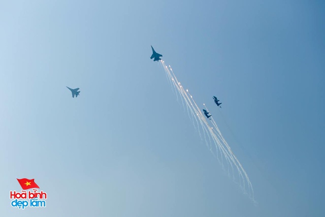 Nhìn lại 24 giờ đáng nhớ trong ngày 30/4 ở TP.HCM: Khi cả thành phố sống trọn một ngày lịch sử- Ảnh 18.