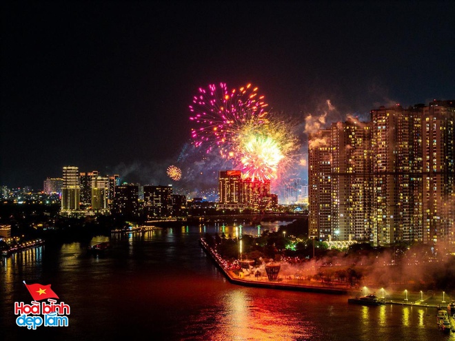 Nhìn lại 24 giờ đáng nhớ trong ngày 30/4 ở TP.HCM: Khi cả thành phố sống trọn một ngày lịch sử- Ảnh 31.