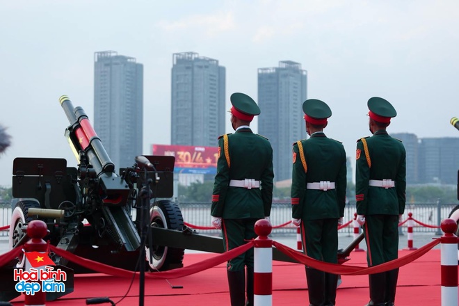 Nhìn lại 24 giờ đáng nhớ trong ngày 30/4 ở TP.HCM: Khi cả thành phố sống trọn một ngày lịch sử- Ảnh 13.