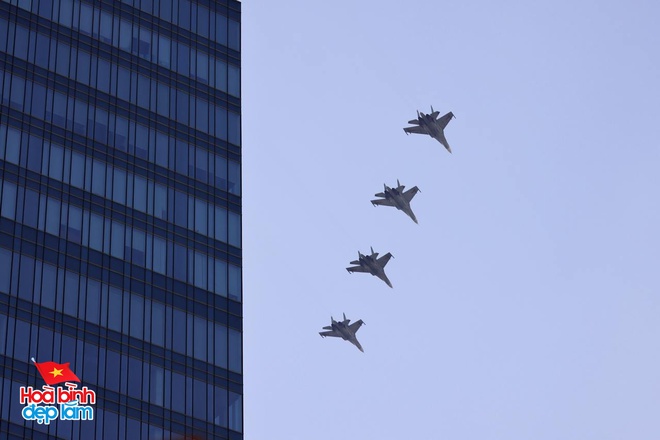 Nhìn lại 24 giờ đáng nhớ trong ngày 30/4 ở TP.HCM: Khi cả thành phố sống trọn một ngày lịch sử- Ảnh 15.