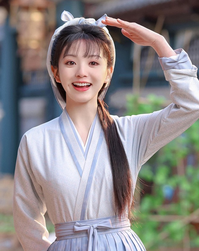 Công chúa đẹp nhất Trung Quốc hiện tại gây khó hiểu khi so ảnh mặt mộc với mặt makeup- Ảnh 2.