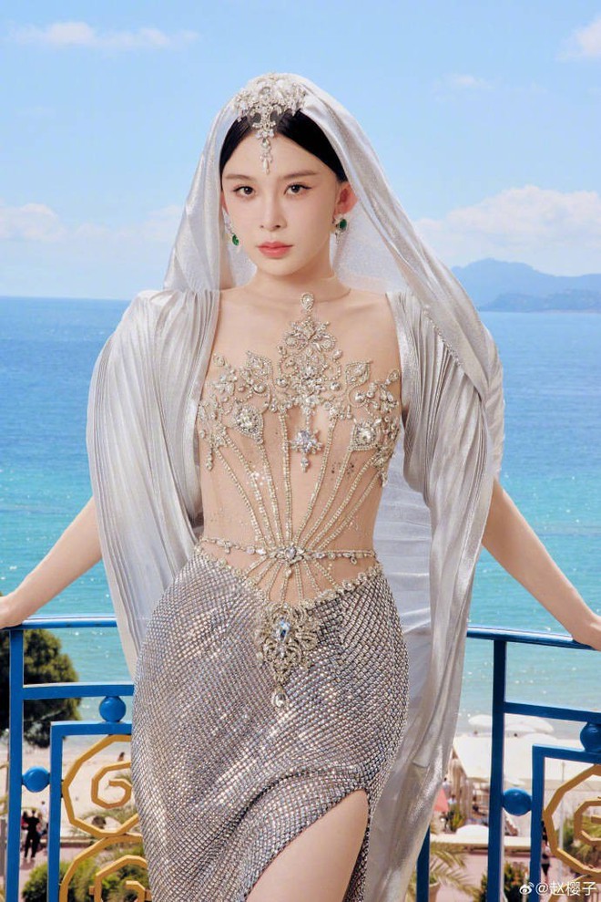 Sao Trung Quốc mặc hở bị bảo vệ mời rời khỏi thảm đỏ Cannes- Ảnh 2.