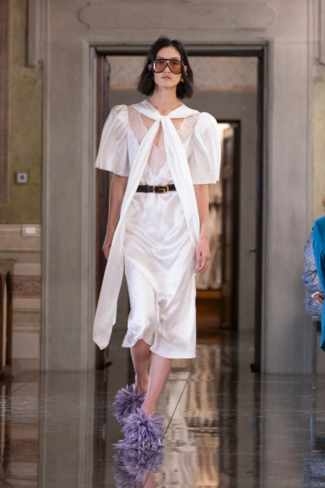 Gucci Cruise 2026: Cú chốt hoài niệm giữa cơn khủng hoảng, mở đường cho Demna bước vào cuộc chơi- Ảnh 9.