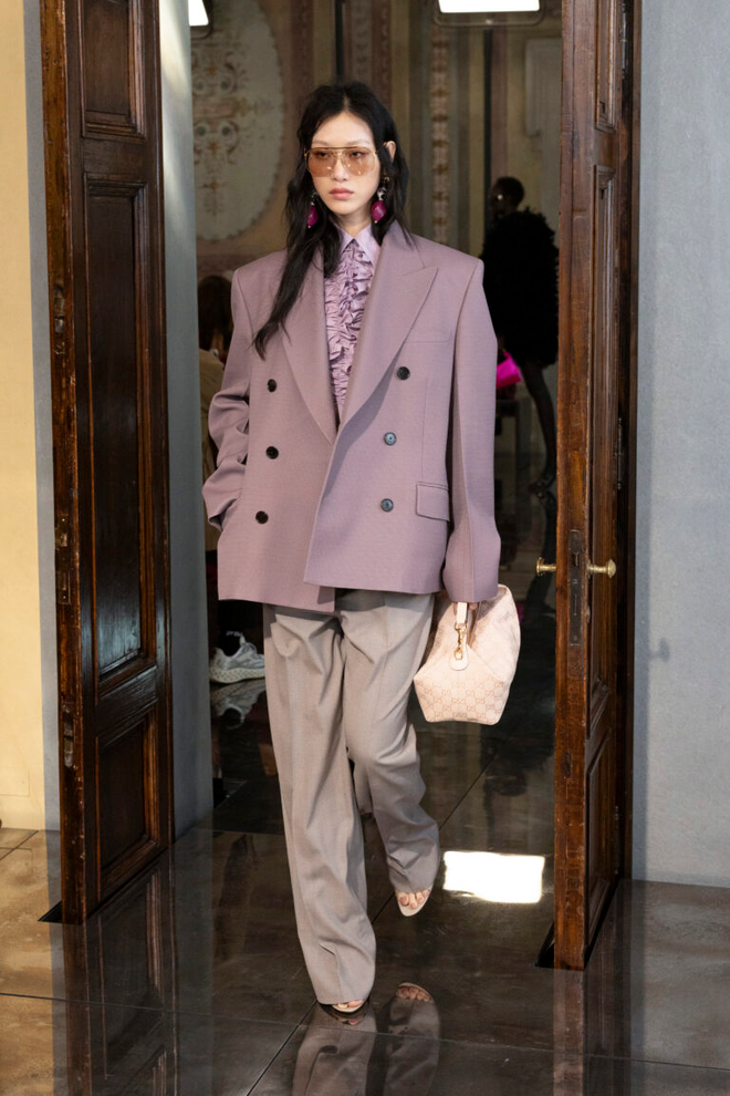 Gucci Cruise 2026: Cú chốt hoài niệm giữa cơn khủng hoảng, mở đường cho Demna bước vào cuộc chơi- Ảnh 17.