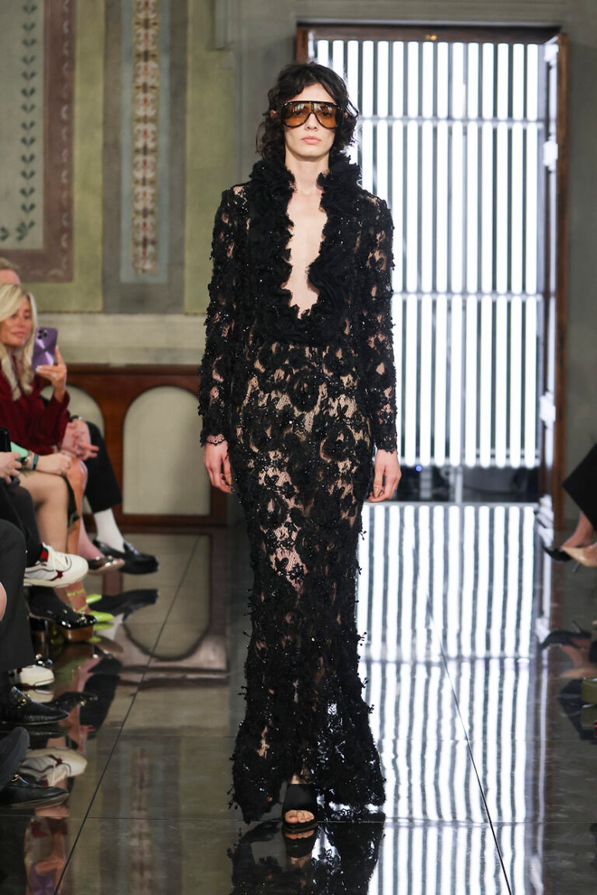 Gucci Cruise 2026: Cú chốt hoài niệm giữa cơn khủng hoảng, mở đường cho Demna bước vào cuộc chơi- Ảnh 14.