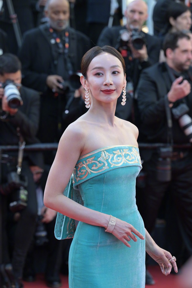 Chân Tử Đan dẫn vợ hoa hậu lên thảm đỏ Cannes, tỷ phú Amazon bị mạo danh- Ảnh 13.