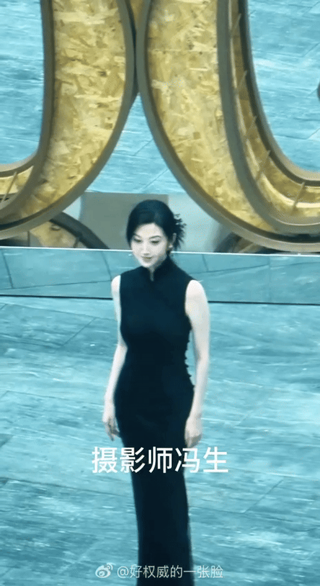 Mỹ nữ lấn lướt Lưu Diệc Phi đẹp bất chấp cam thường tại tiệc Vogue, nhưng vẫn phải dè chừng 1 người- Ảnh 2.