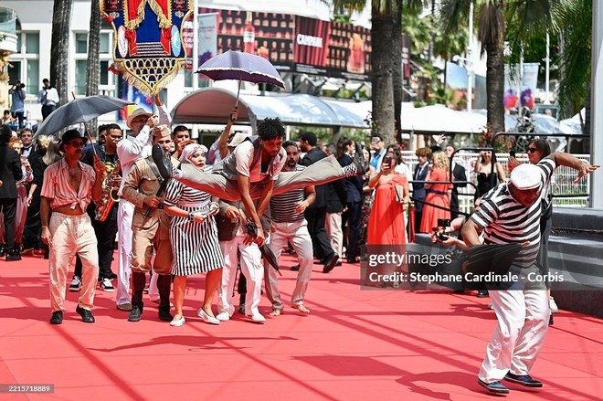 Náo loạn trên thảm đỏ Cannes- Ảnh 27.