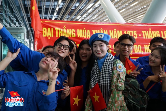 Cuộc chia tay đặc biệt tại Tân Sơn Nhất sáng nay- Ảnh 5.