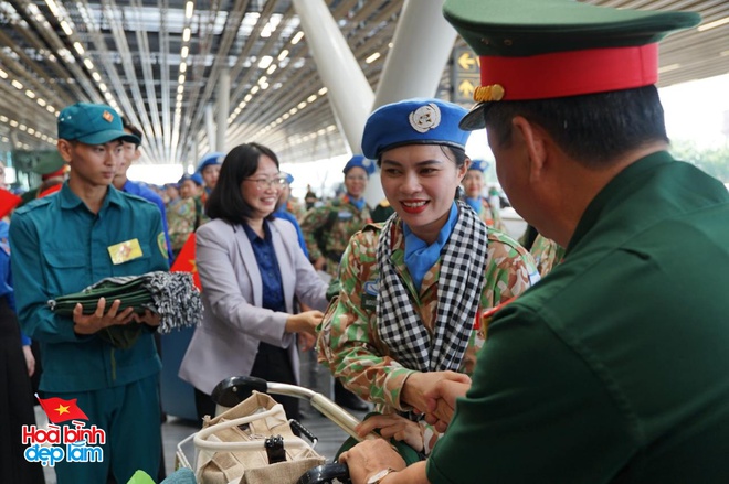 Cuộc chia tay đặc biệt tại Tân Sơn Nhất sáng nay- Ảnh 3.