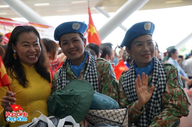 Cuộc chia tay đặc biệt tại Tân Sơn Nhất sáng nay- Ảnh 4.