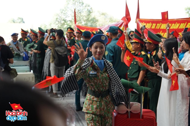 Cuộc chia tay đặc biệt tại Tân Sơn Nhất sáng nay- Ảnh 2.