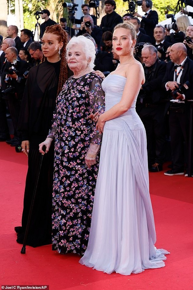 Scarlett Johansson hôn chồng ở Cannes- Ảnh 6.