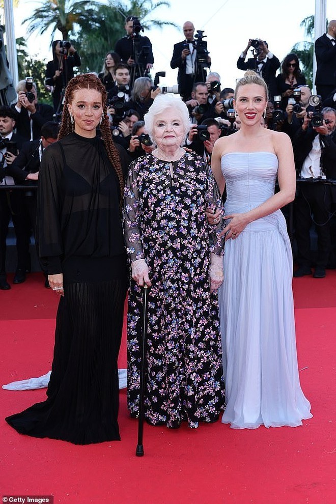 Scarlett Johansson hôn chồng ở Cannes- Ảnh 7.