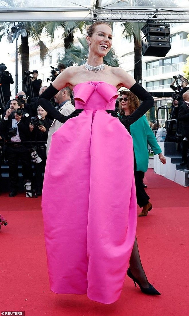 Scarlett Johansson hôn chồng ở Cannes- Ảnh 12.
