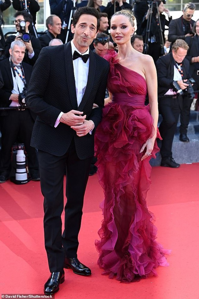 Scarlett Johansson hôn chồng ở Cannes- Ảnh 21.