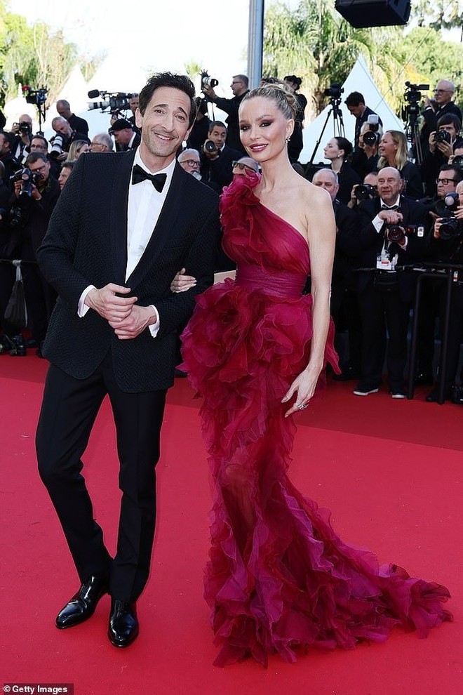 Scarlett Johansson hôn chồng ở Cannes- Ảnh 22.