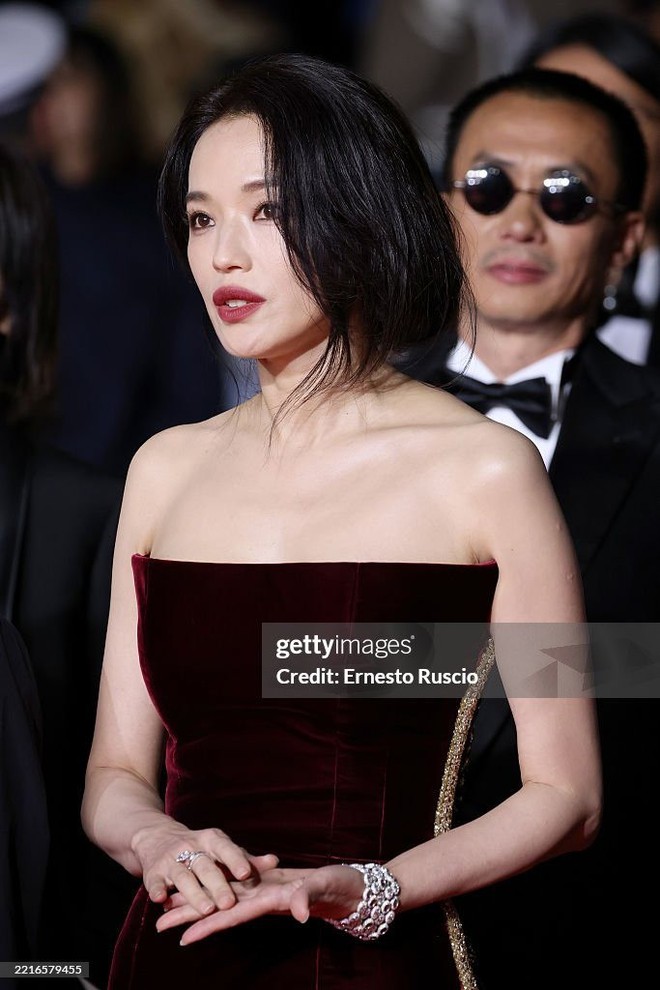 Thư Kỳ đẹp không góc chết, thách thức cả ống kính hung thần ở Cannes- Ảnh 7. Thư Kỳ đẹp không góc chết, thách thức cả ống kính hung thần ở Cannes- Ảnh 7.