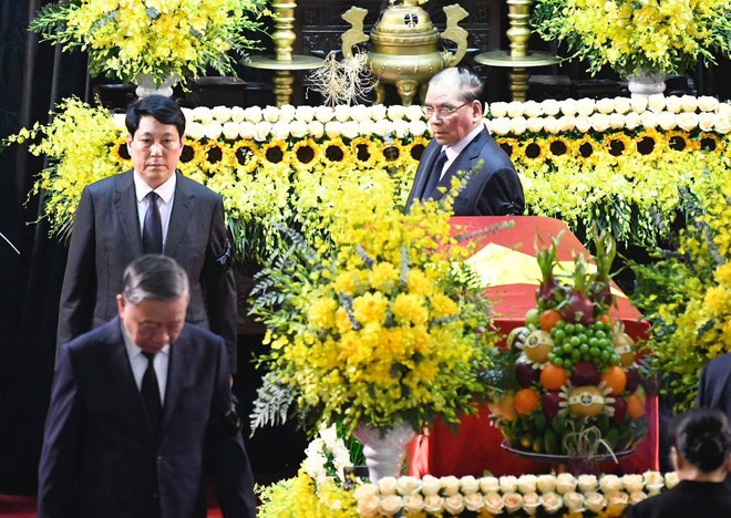 Dòng người lặng lẽ xếp hàng tiễn đưa nguyên Chủ tịch nước Trần Đức Lương- Ảnh 4.