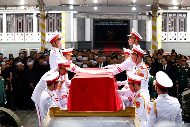 Dòng người lặng lẽ xếp hàng tiễn đưa nguyên Chủ tịch nước Trần Đức Lương- Ảnh 12.