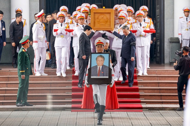 Dòng người lặng lẽ xếp hàng tiễn đưa nguyên Chủ tịch nước Trần Đức Lương- Ảnh 11.