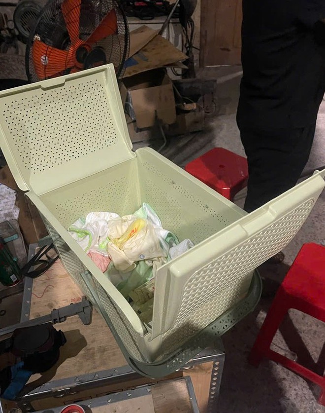 Bé gái sơ sinh bị bỏ lại cùng bức tâm thư trước cổng nhà vợ chồng hiếm muộn- Ảnh 3.
