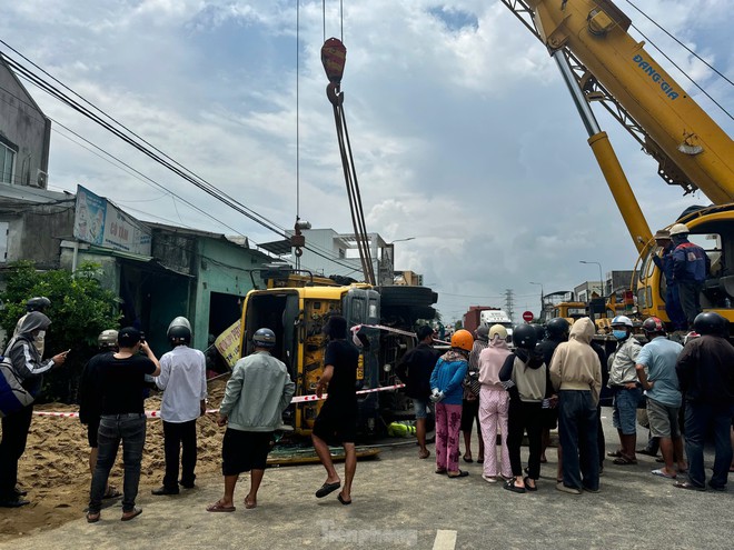 Tai nạn nghiêm trọng ở Quảng Ngãi, xe máy nằm la liệt, 5 người thương vong- Ảnh 2.