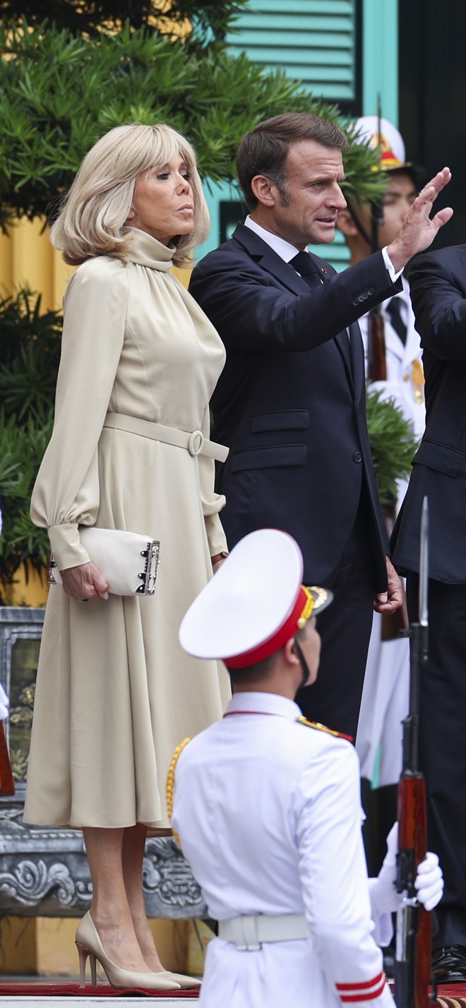 Phong cách sang chảnh của Đệ nhất Phu nhân Pháp Brigitte Macron: 72 tuổi nhưng mặc đồ nhiều người muốn học theo- Ảnh 3.