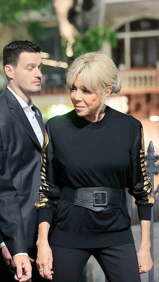 Phong cách sang chảnh của Đệ nhất Phu nhân Pháp Brigitte Macron: 72 tuổi nhưng mặc đồ nhiều người muốn học theo- Ảnh 4.