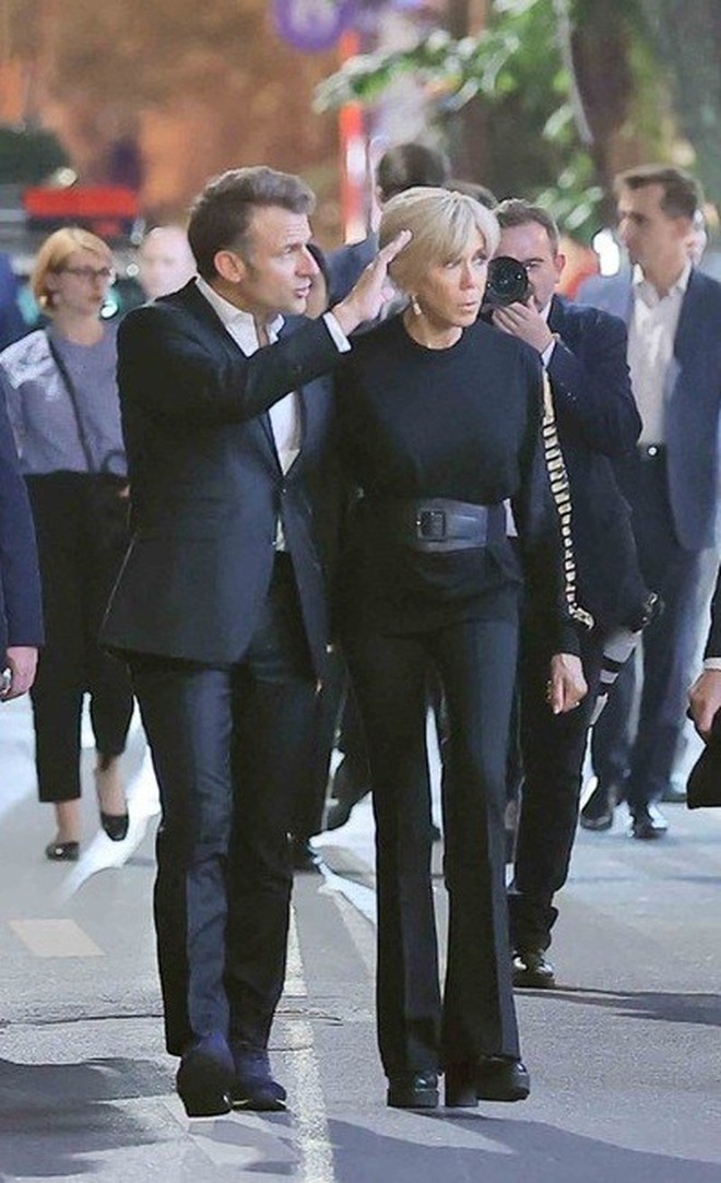 Phong cách sang chảnh của Đệ nhất Phu nhân Pháp Brigitte Macron: 72 tuổi nhưng mặc đồ nhiều người muốn học theo- Ảnh 5.