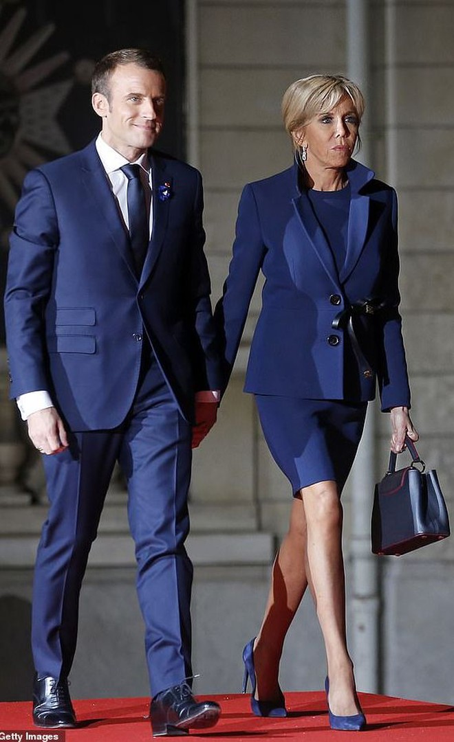 Phong cách sang chảnh của Đệ nhất Phu nhân Pháp Brigitte Macron: 72 tuổi nhưng mặc đồ nhiều người muốn học theo- Ảnh 13.