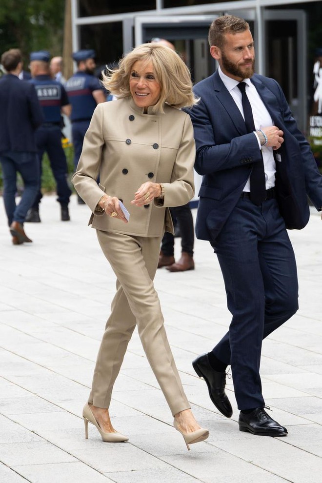 Phong cách sang chảnh của Đệ nhất Phu nhân Pháp Brigitte Macron: 72 tuổi nhưng mặc đồ nhiều người muốn học theo- Ảnh 26.