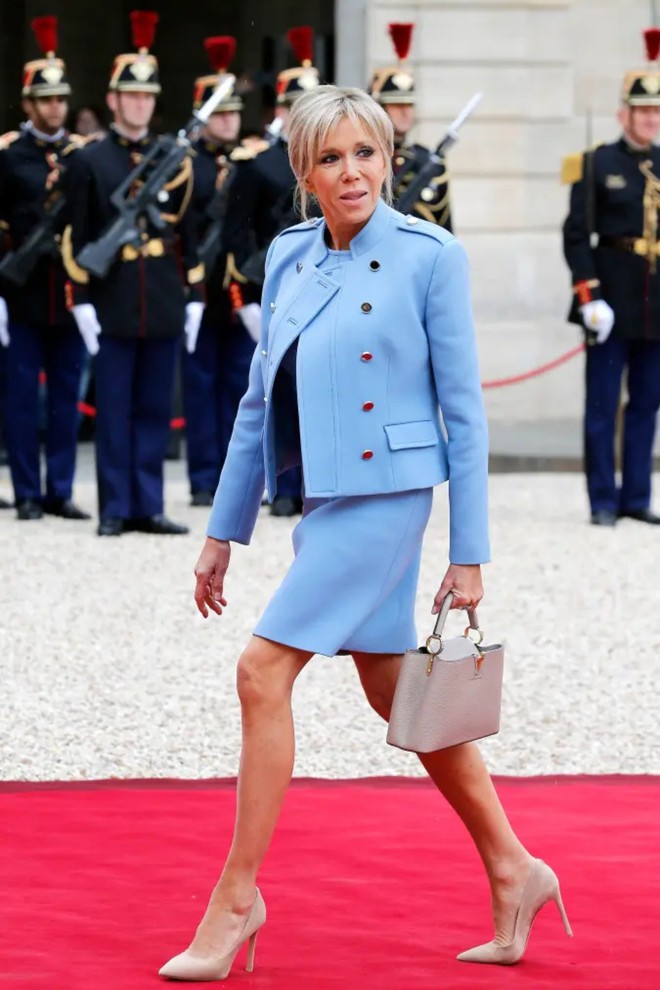 Phong cách sang chảnh của Đệ nhất Phu nhân Pháp Brigitte Macron: 72 tuổi nhưng mặc đồ nhiều người muốn học theo- Ảnh 7.